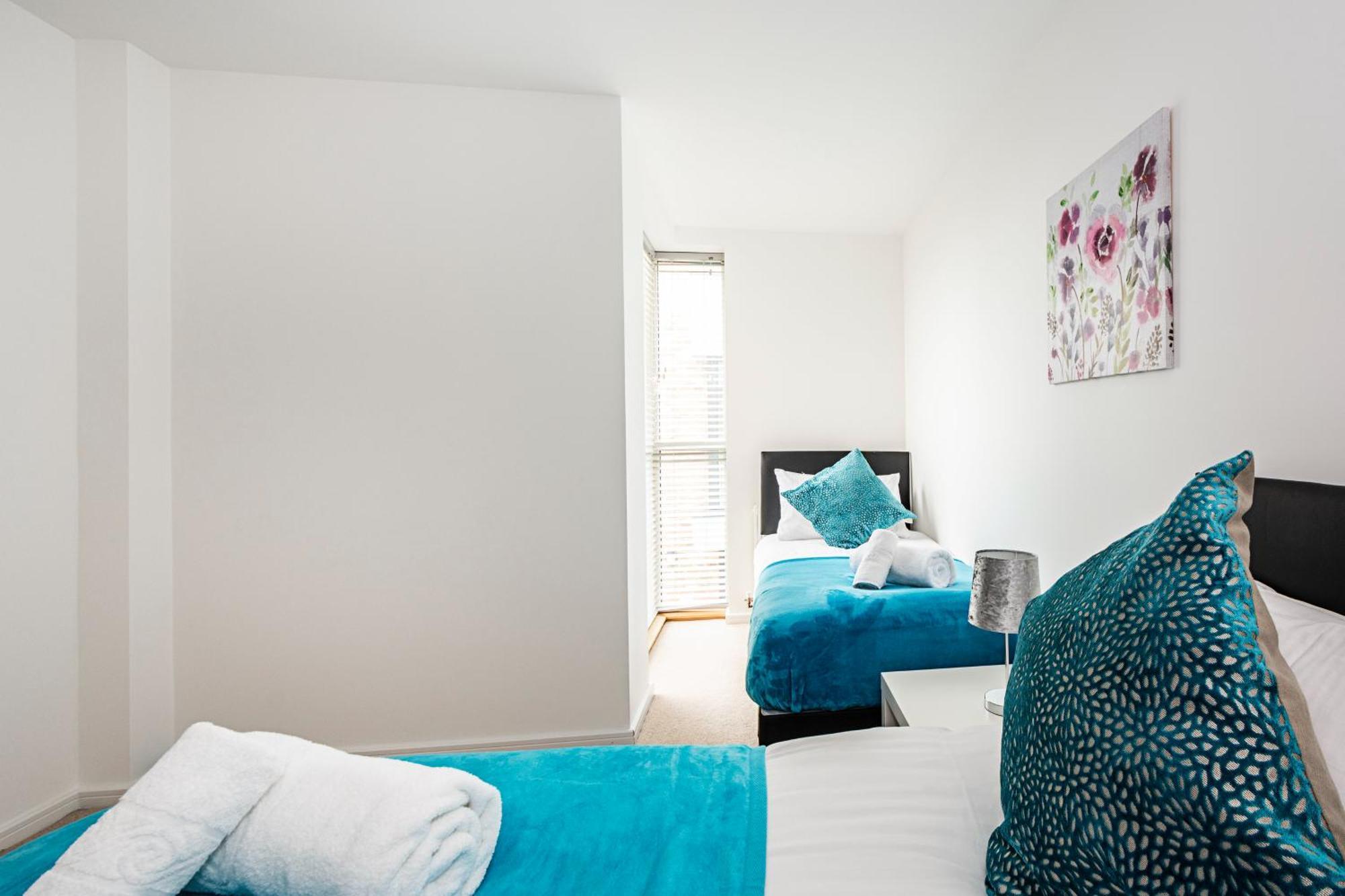 דירות Chiswick Park 3 Bed 3 Bath West London - Parking מראה חיצוני תמונה